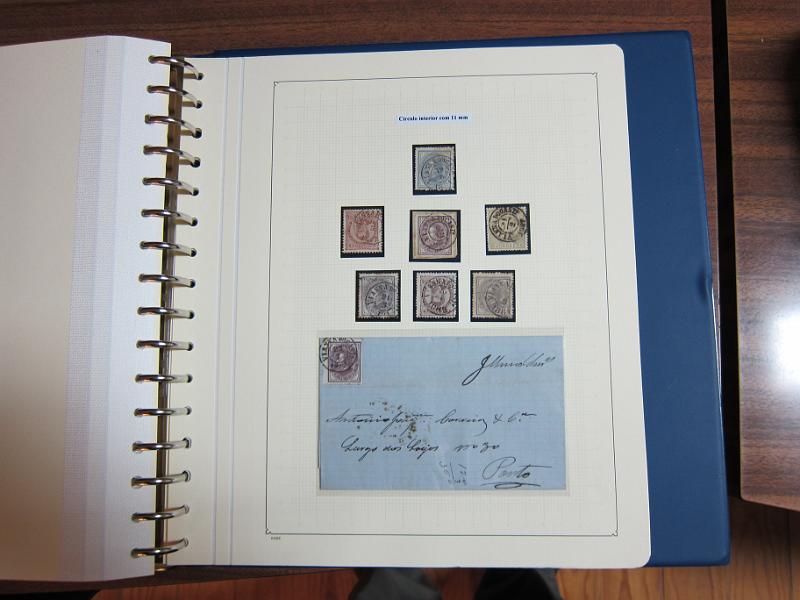 0019 (202).JPG -     Lote:    19      Marcofilia      Lotes Especiais       Descrição:         Portugal. Colecção especializada de carimbos de duplo círculo, tipo 1852, montada em 4 álbuns Lindner, com selos de diversas emissões e cartas, com estudo minucioso de cada marca. Lote a ver.         Lote       Valor Base:     &euro; 2.500,00     Valor Venda:     Retirado     